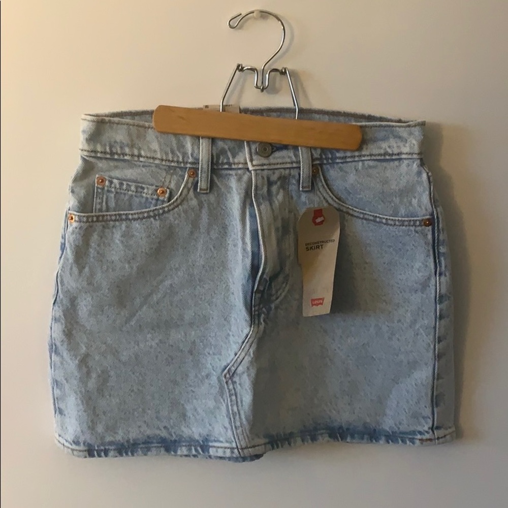 NWT Levi’s Light Wash Mini (27/6/8) No Stretch